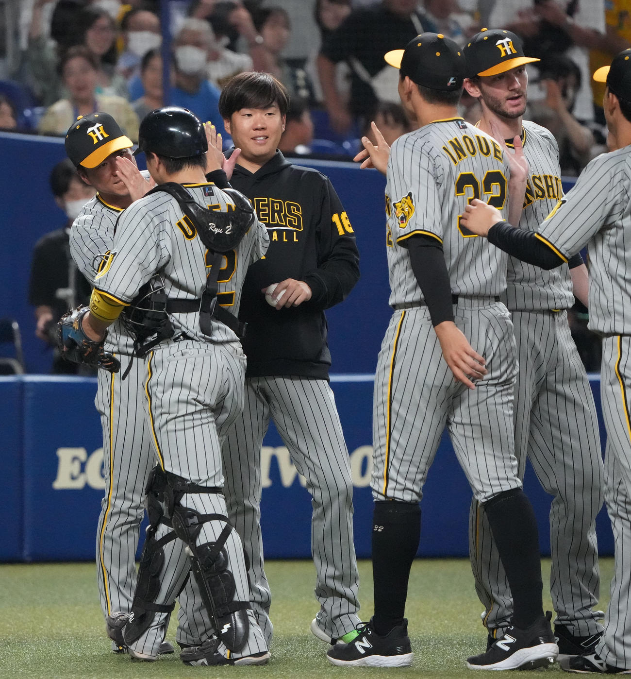 試合終了、梅野から勝利球を受け取る西勇（中央）（撮影・森本幸一）