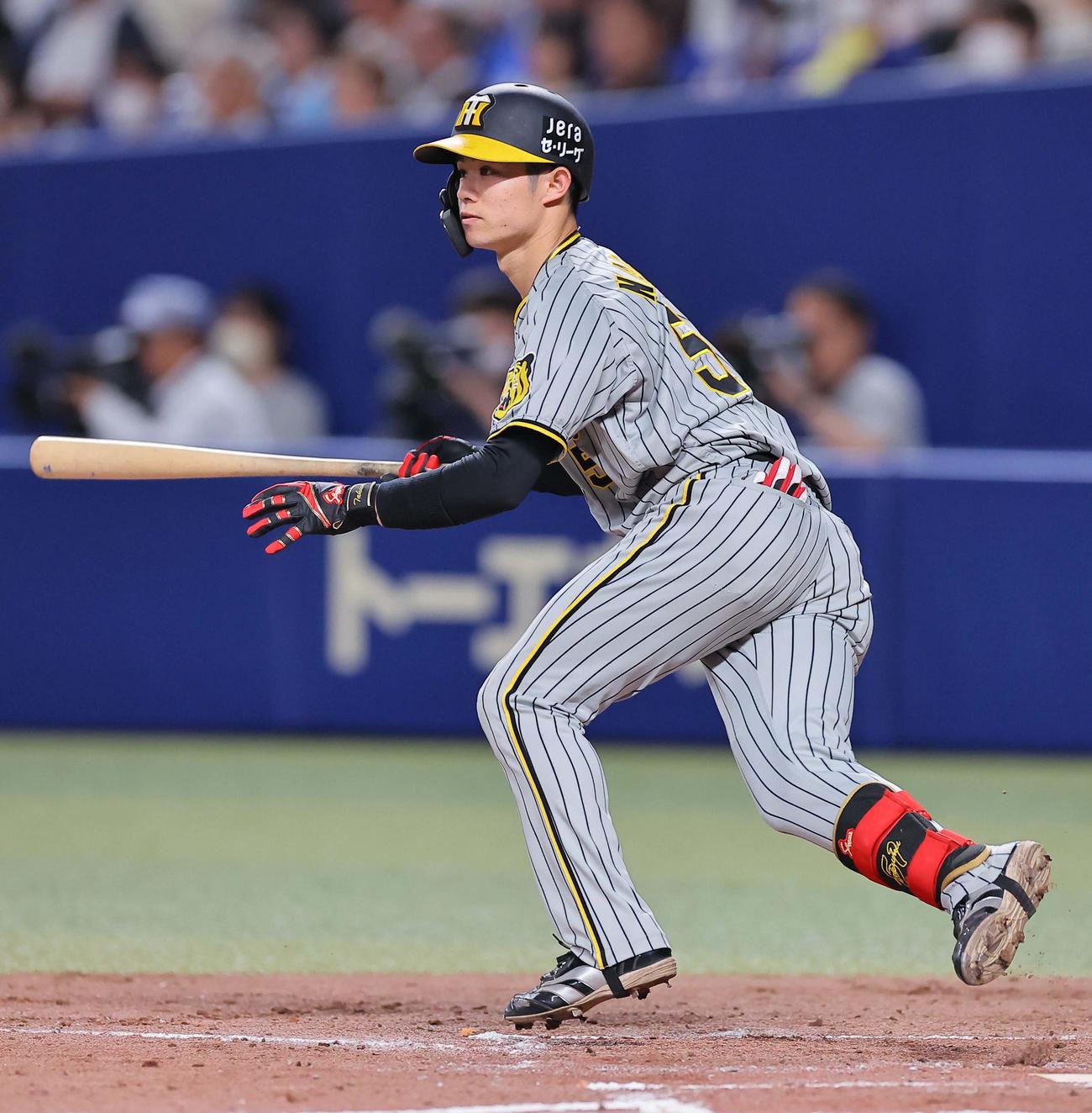 中日対阪神　5回表阪神2死一塁、中野は左前打を放つ（撮影・上田博志）