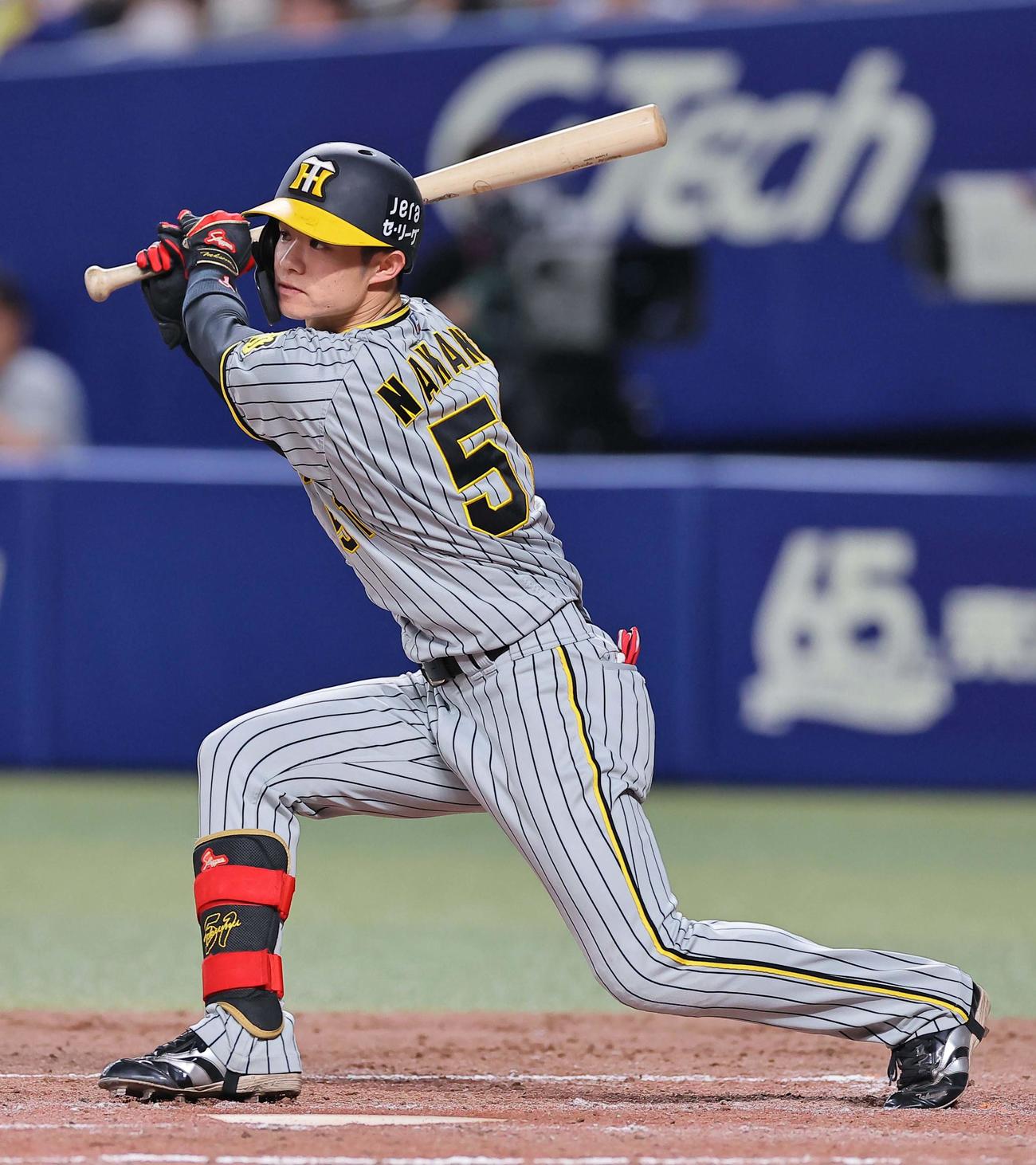 中日対阪神　5回表阪神2死一塁、中野は左前打を放つ（撮影・上田博志）
