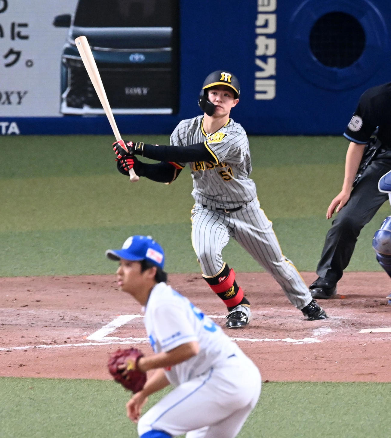 中日対阪神　7回表阪神1死、中野は右前打を放つ。投手山本（撮影・前岡正明）