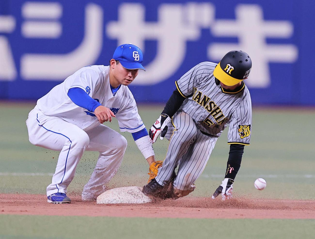 中日対阪神　7回表阪神2死一塁、二盗を狙った中野は盗塁死の判定も二塁手村松の捕球ミスで二塁に残る（撮影・上田博志）