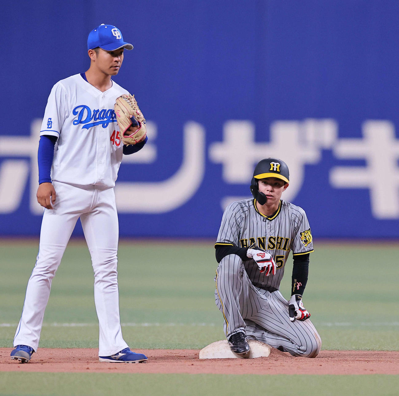 中日対阪神　7回表阪神2死一塁、二盗を狙った中野は盗塁死の判定も二塁手村松の捕球ミスで二塁に残る（撮影・上田博志）