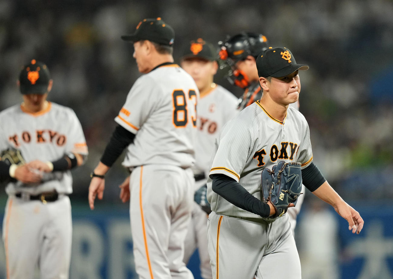 ヤクルト対巨人　8回裏途中、降板する巨人中川（右）（撮影・横山健太）