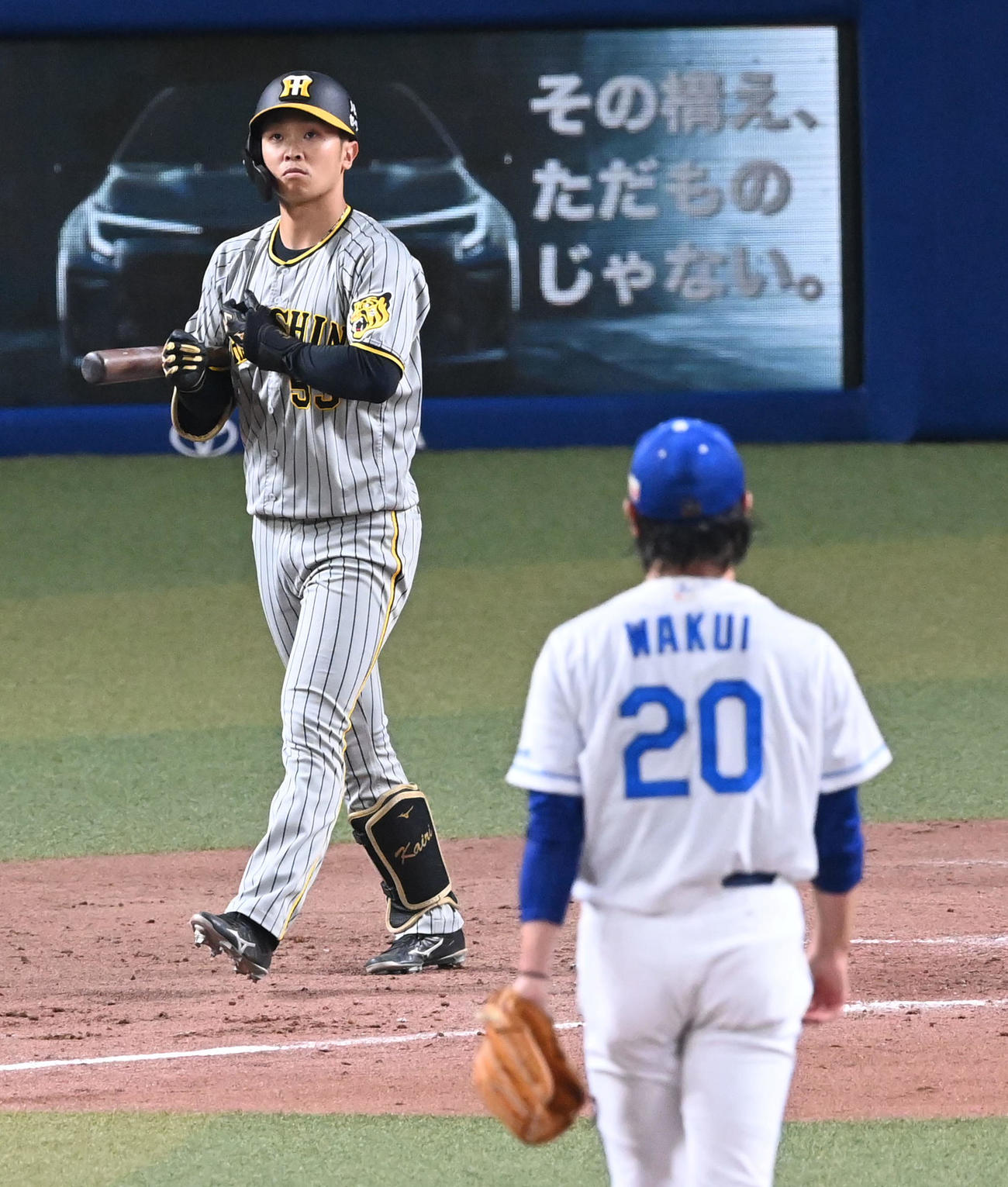 4回表阪神2死満塁、島田は押し出しのは四球を選ぶ。投手涌井（撮影・前岡正明）