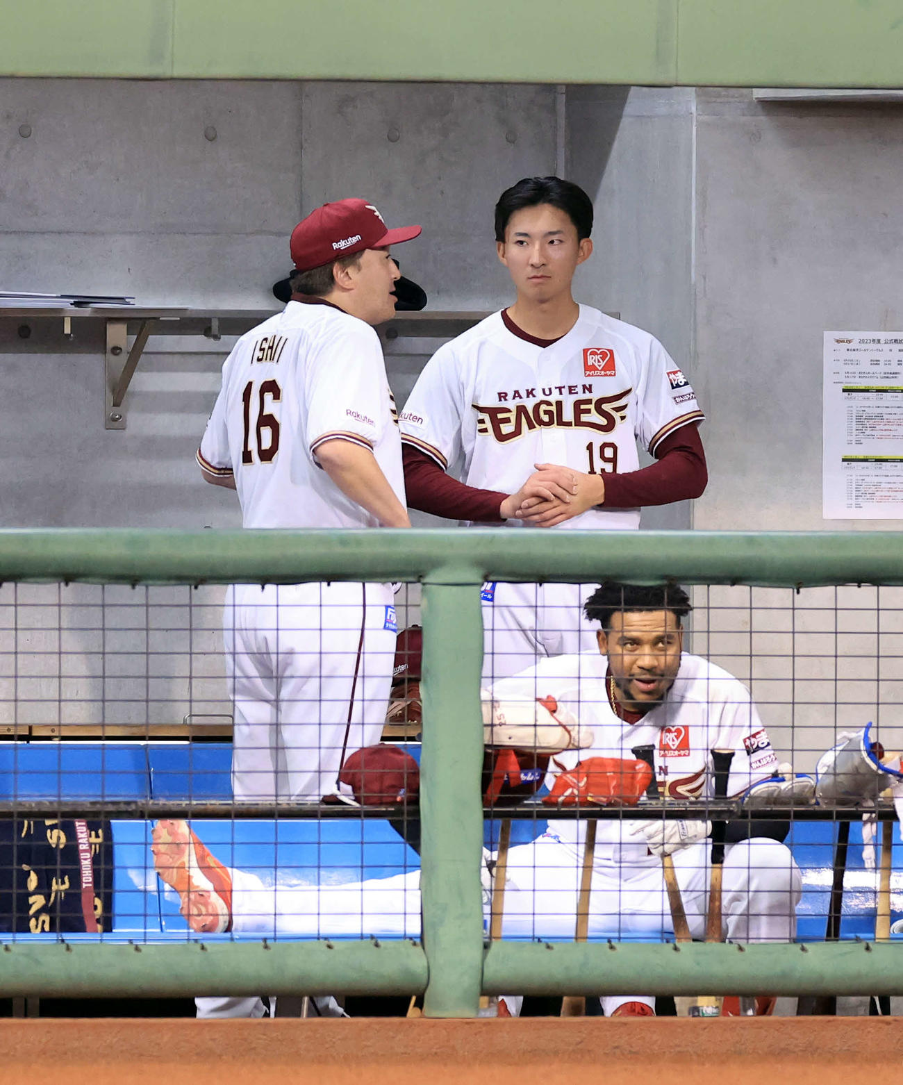 楽天対ソフトバンク　7回表ソフトバンク2死一塁の場面で降板した荘司（右）は石井監督から声をかけられる（撮影・浅見桂子）