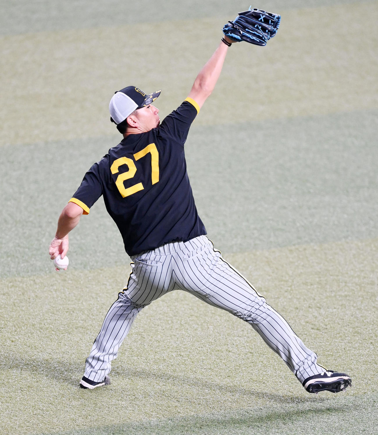 中日対阪神　キャッチボールを行う伊藤将（撮影・前岡正明）
