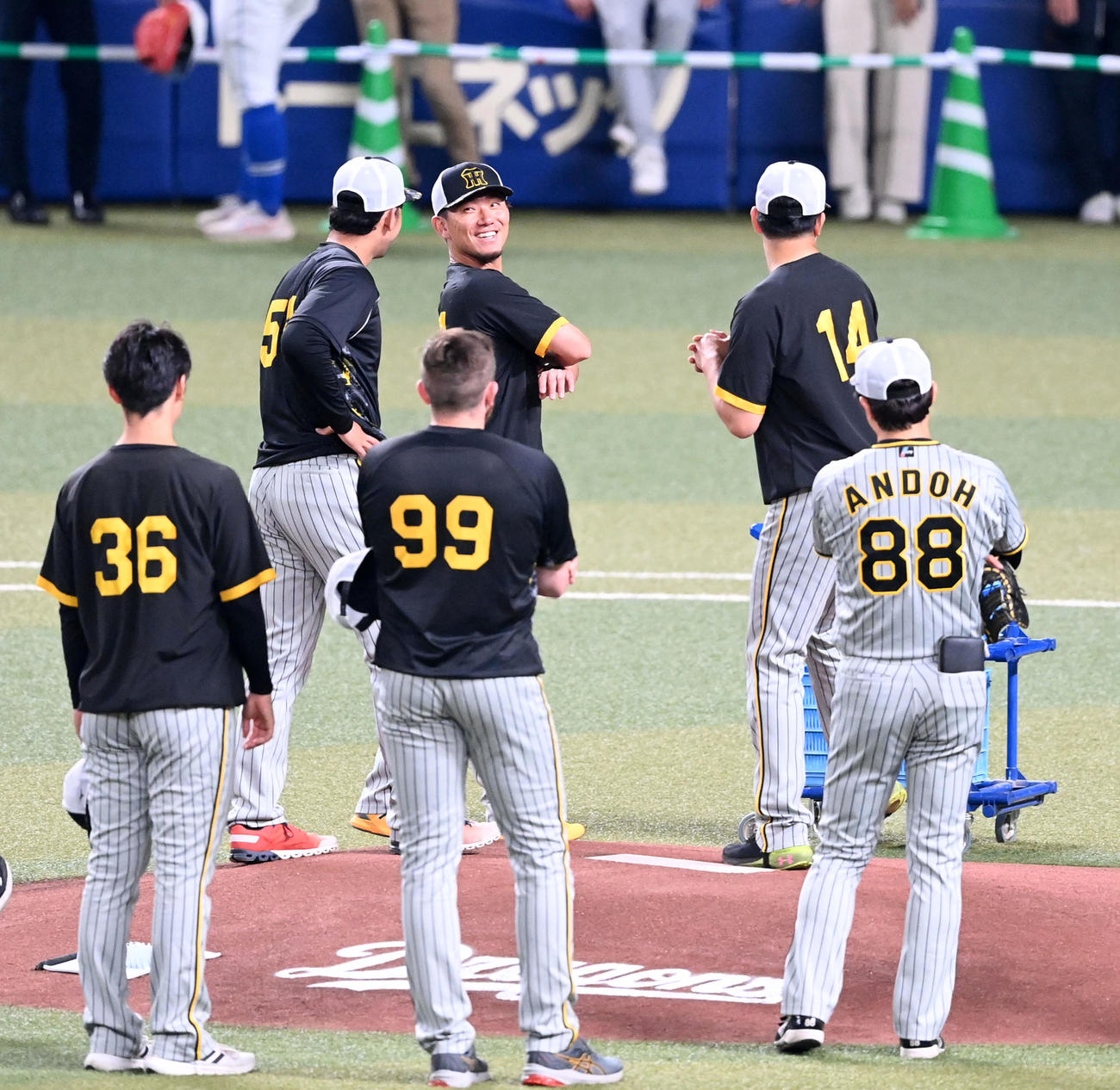 中日対阪神　バンテリンドームのマウンドで笑顔を見せる伊藤将（中央）（撮影・前岡正明）