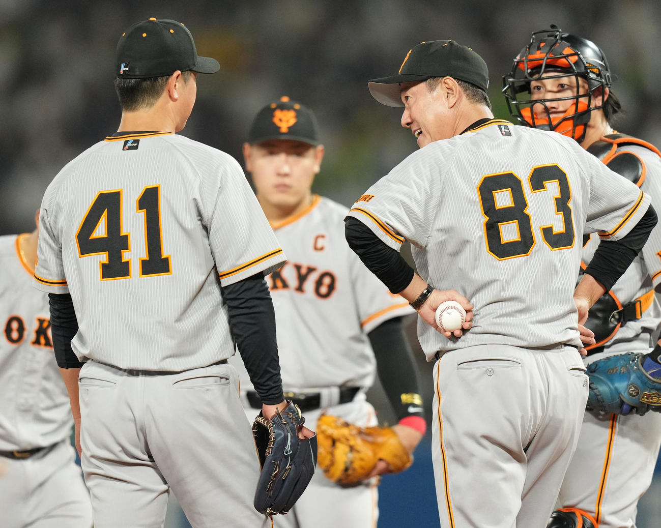 ヤクルト対巨人　8回裏途中、降板する巨人中川（左）に声をかける原監督（撮影・横山健太）