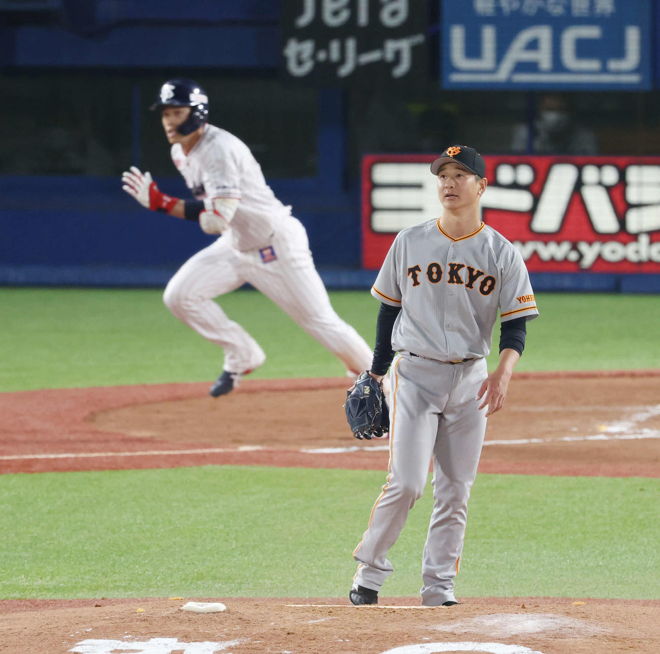ヤクルト対巨人　8回裏ヤクルト無死、塩見（後方）に右中間へソロ本塁打を許す中川（撮影・宮地輝）