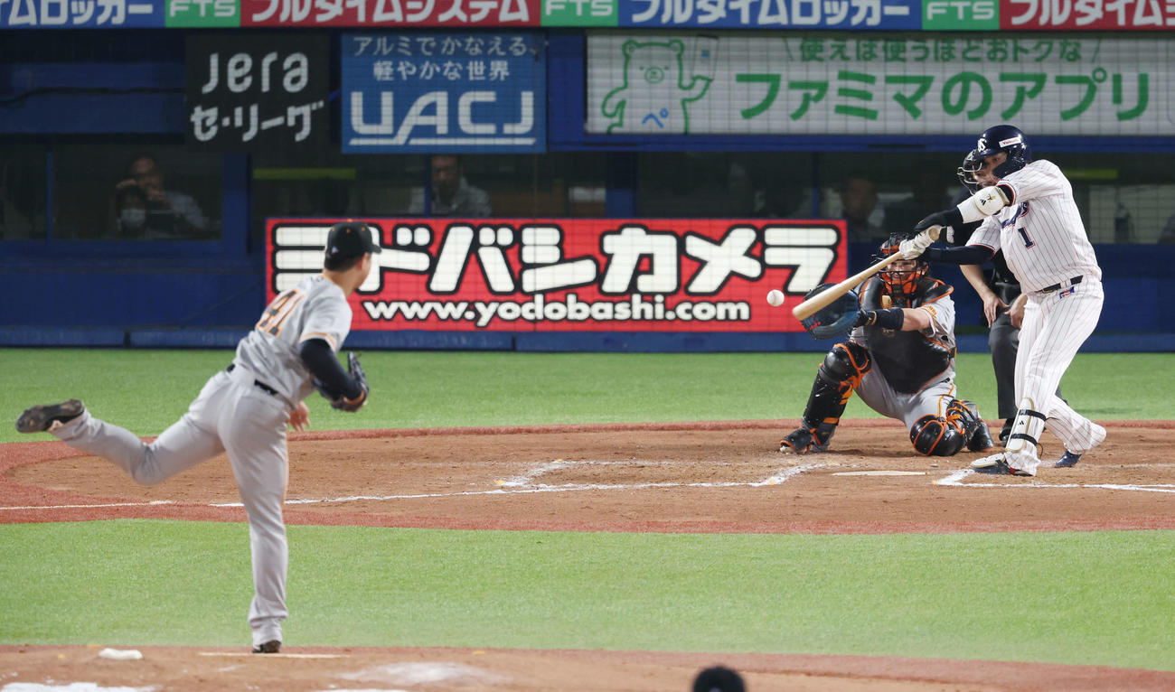ヤクルト対巨人　8回裏ヤクルト無死一塁、中適時二塁打を放つ山田。投手中川（撮影・宮地輝）