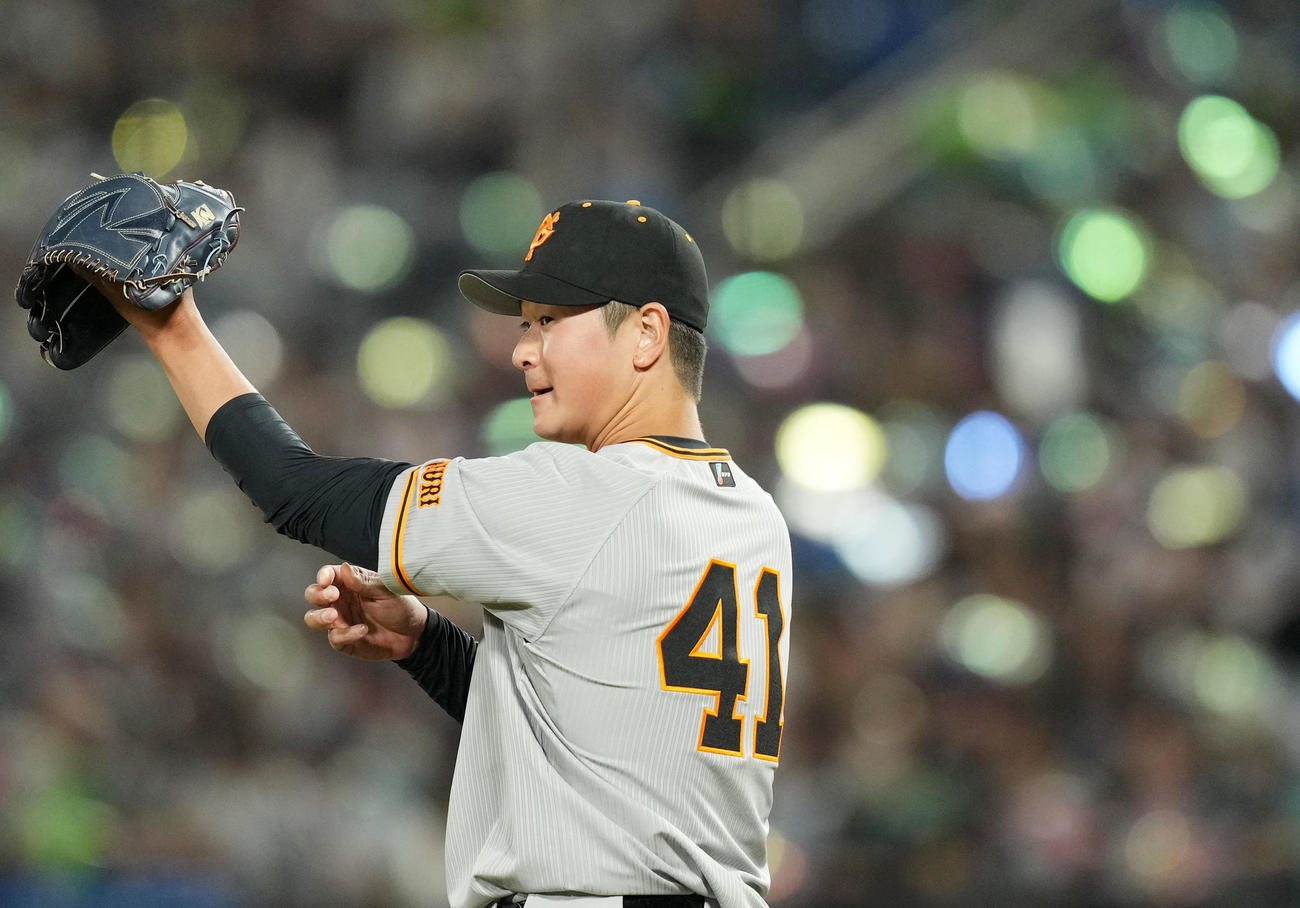 ヤクルト対巨人　8回裏ヤクルト無死一塁、山田に右中間への適時二塁打を浴び肩を落とす中川（撮影・横山健太）