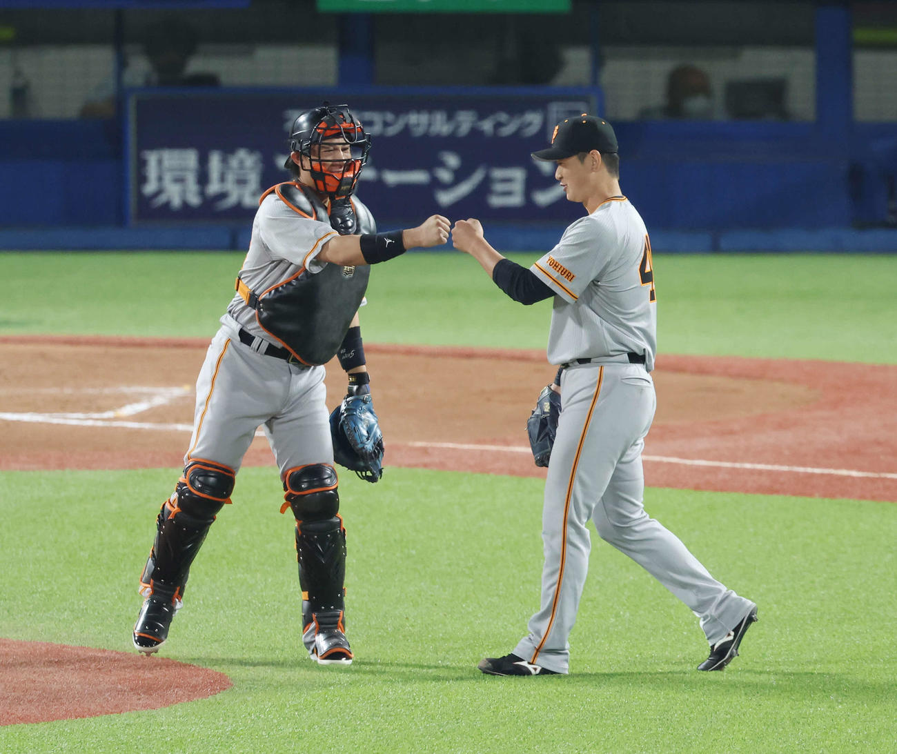 ヤクルト対巨人　8回裏巨人小林（左）とグータッチしてマウンドに向かう中川（撮影・宮地輝）