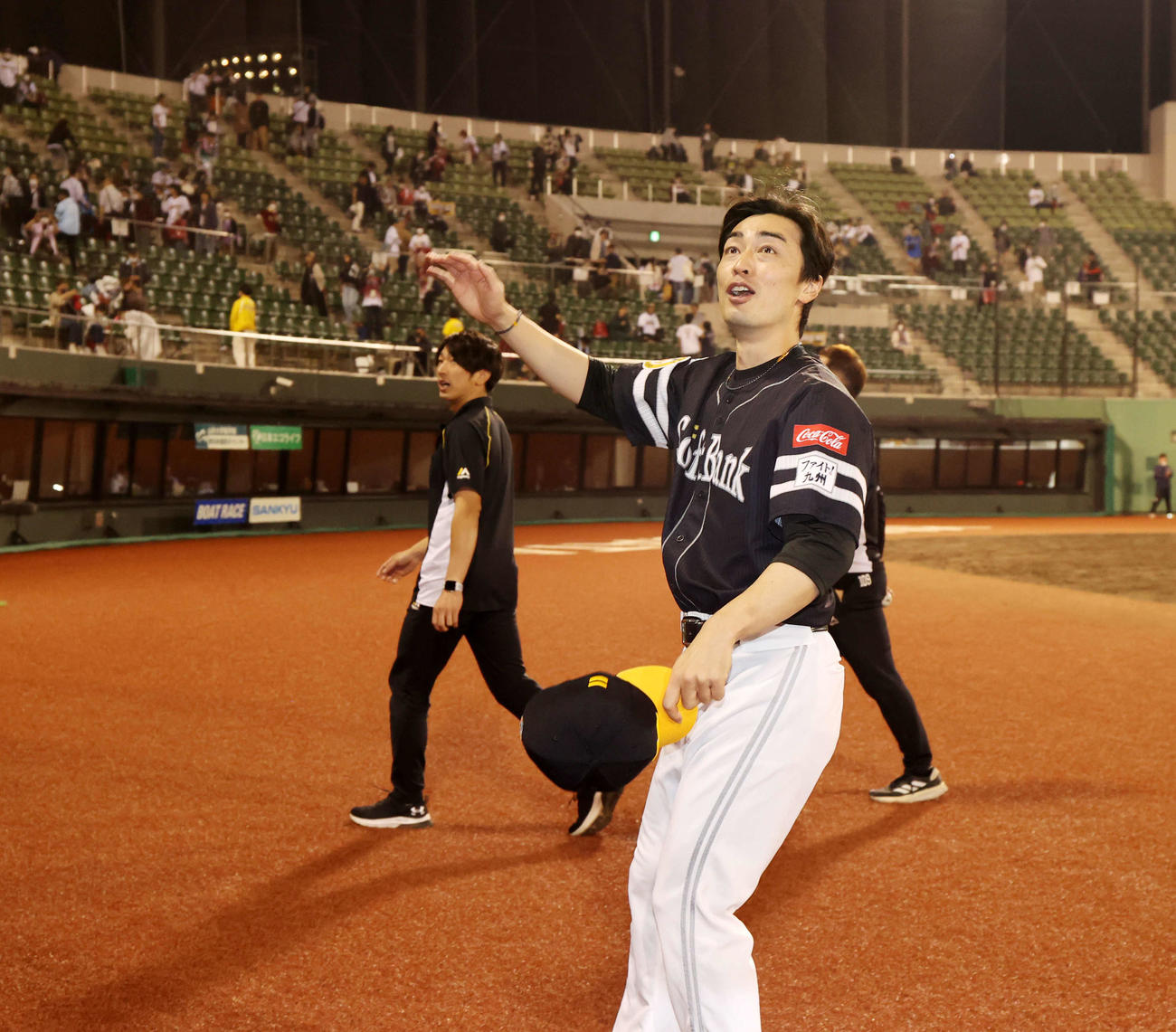 楽天対ソフトバンク　今季3勝目を挙げたソフトバンク和田はスタンドから知り合いに声をかけられ驚いたような表情で笑顔で手を振る（撮影・浅見桂子）