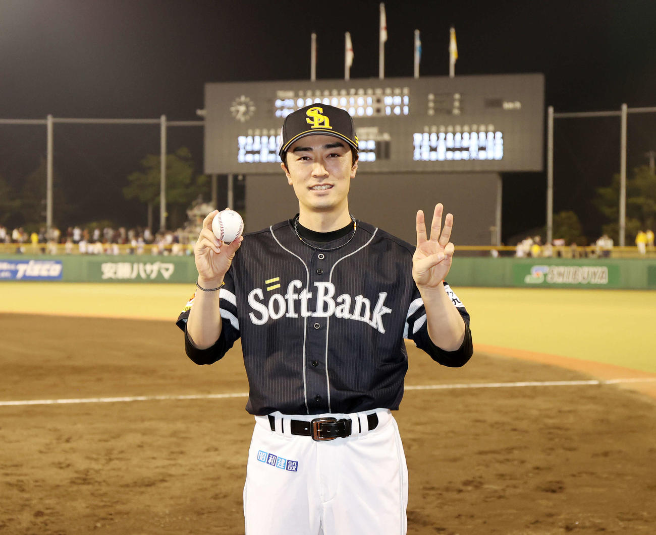 楽天対ソフトバンク　今季3勝目を挙げたソフトバンク和田は笑顔で3のポーズ（撮影・浅見桂子）