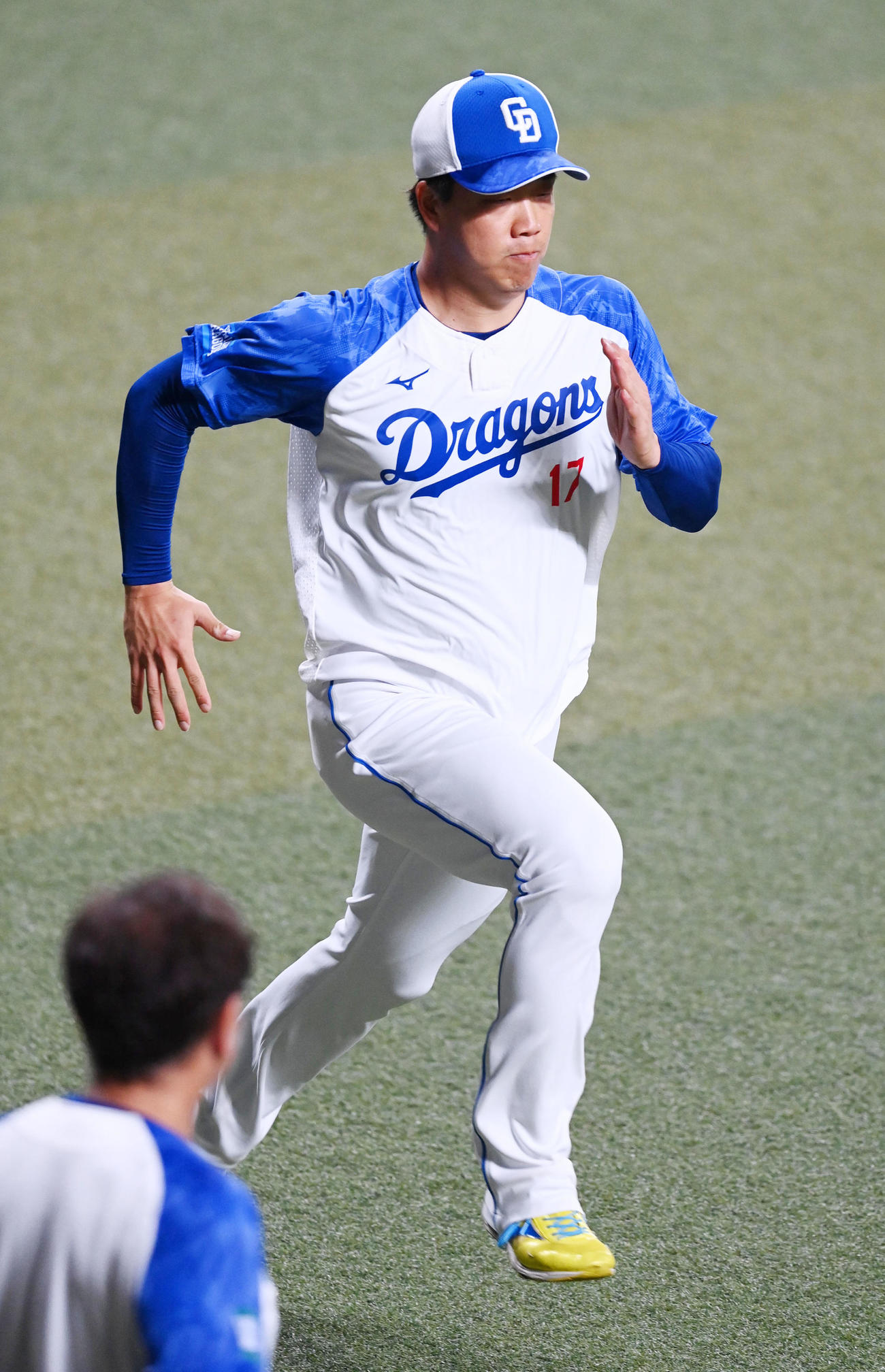 外野を走る中日柳（撮影・前岡正明）