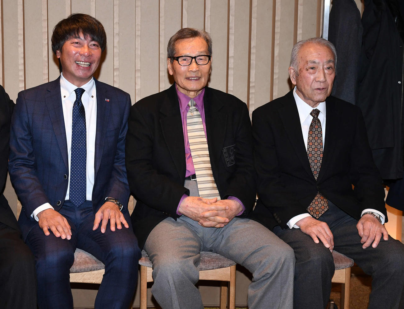 ヤクルトOB総会　記念写真に納まる中西太氏（中央）とヤクルト高津臣吾監督。右は町田行彦氏（2020年1月20日撮影）