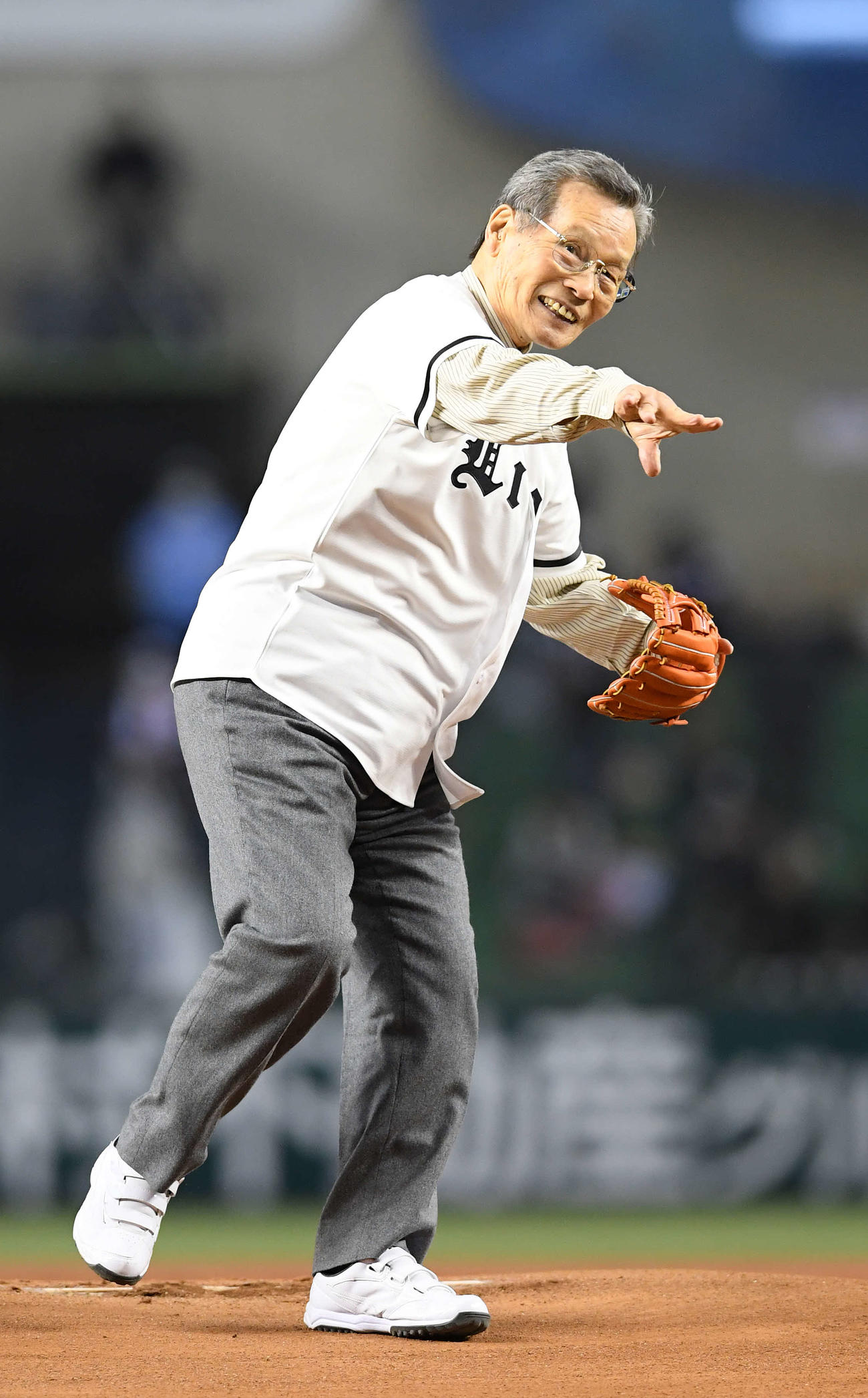 始球式を行う中西太氏（2019年4月2日撮影）
