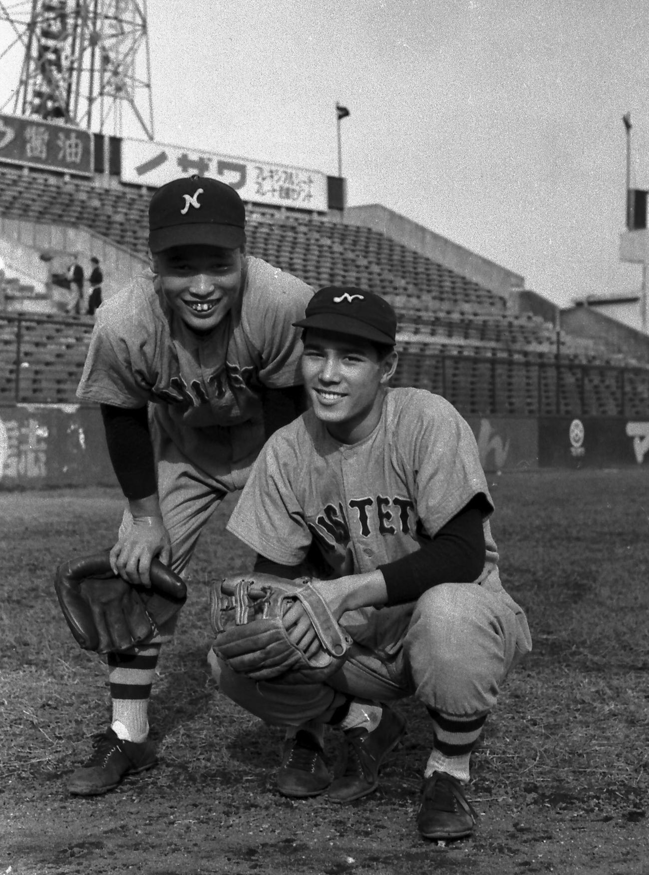 53年、西鉄に入団したばかりの豊田泰光（右）と2年目の中西太の三遊間コンビ