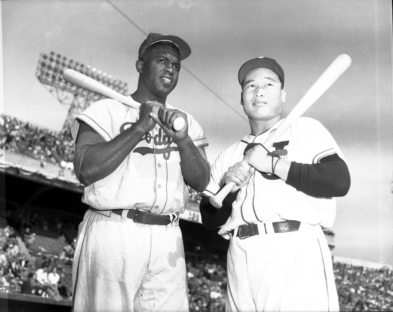 56年、日米野球でジャッキー・ロビンソン（左）と記念撮影する西鉄・中西太