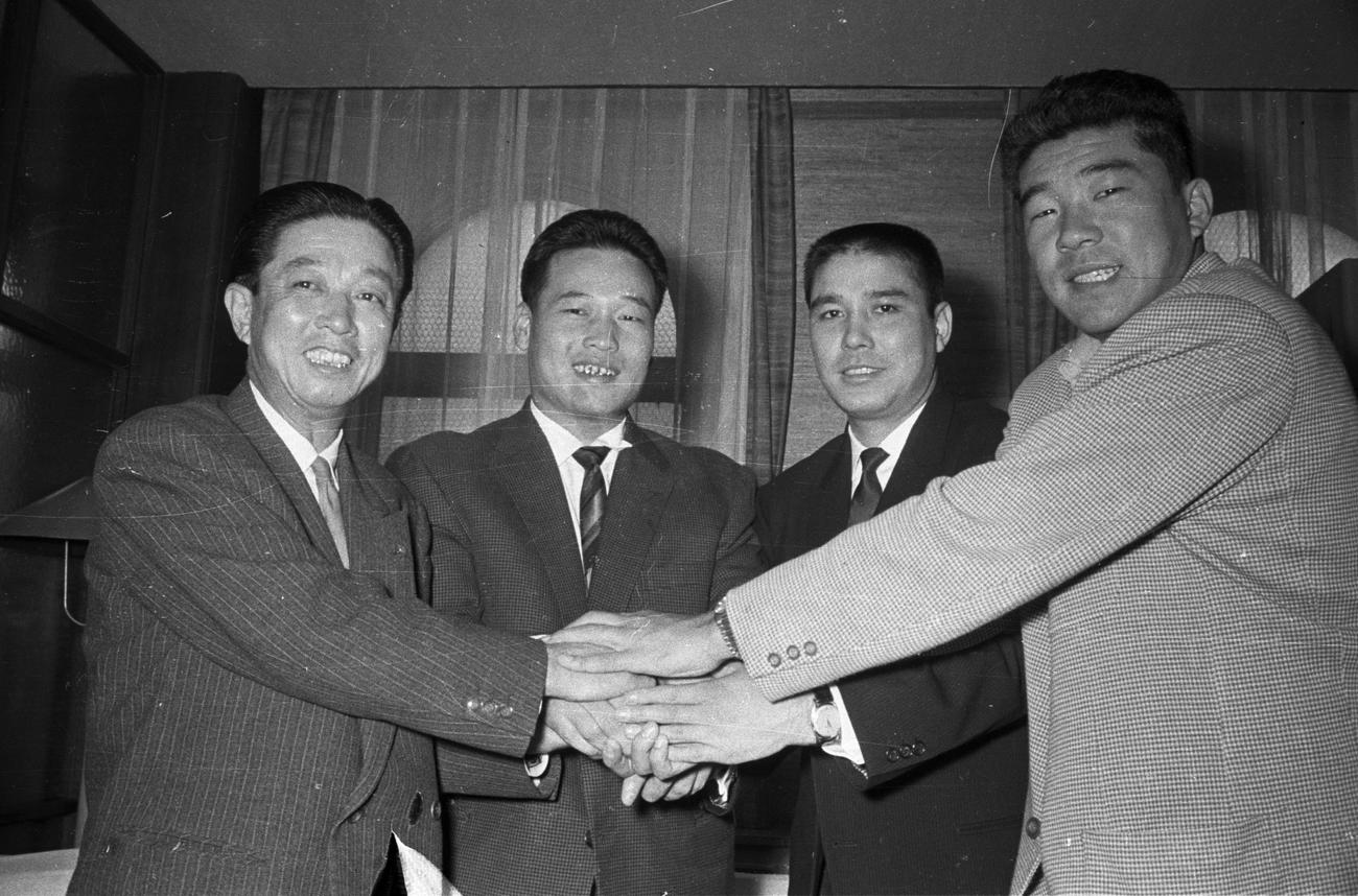 61年、翌年から兼任監督就任が決まり発表され助監督の豊田泰光、稲尾和久(右端）とガッチリ握手する中西太（右から2人目）