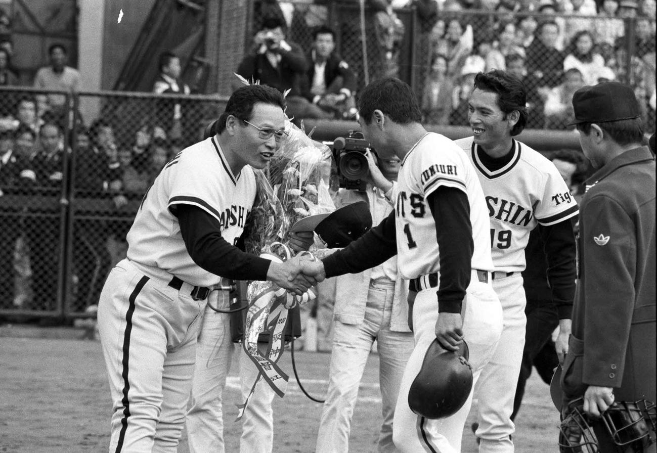 80年、王貞治は最終打席で右翼席に本塁打を放つと、三塁を回ったところで阪神ナインがベンチから出てきて一人ずつ握手を交わし、最後に中西太監督が花束を手渡した