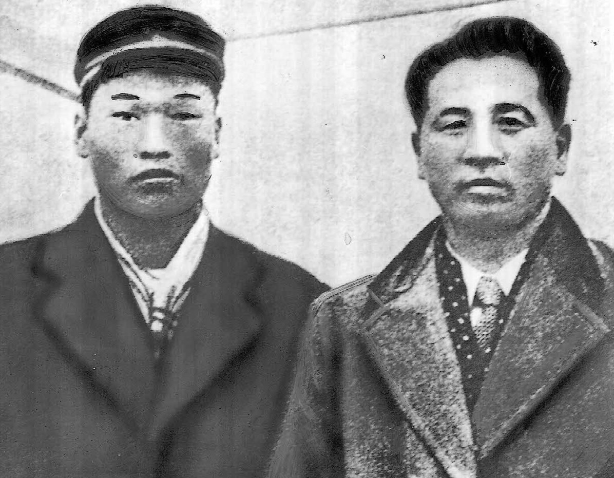 52年、西鉄三原脩監督（右）と記念写真に納まる中西太
