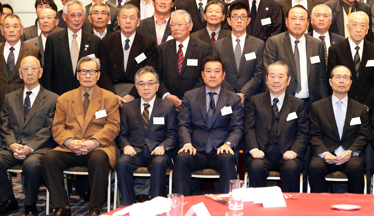19年、巨人OB会総会で記念撮影する、前列左から杉下茂氏、中西太氏、石井一夫氏、原辰徳監督、松田昇オーナー代行、王貞治顧問