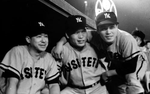 57年、記念写真に納まる西鉄の左から大下弘、中西太、豊田秦光