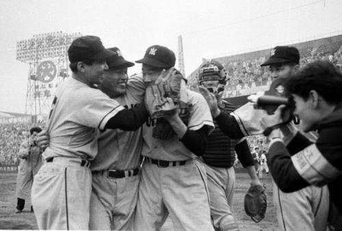 58年、3連敗から奇跡の4連勝で優勝し、喜び合う左から豊田泰光、中西太、稲尾和久ら西鉄ナイン