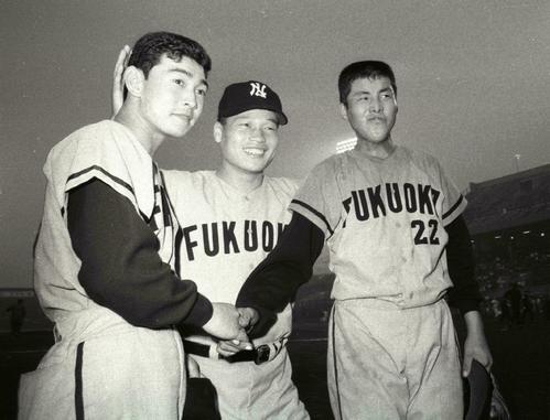 65年、笑顔を見せる西鉄尾崎将司(右)、中西兼任監督(中央)、池永正明