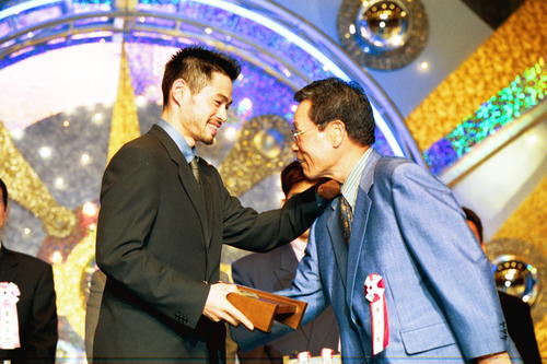 プロ野球コンベンションで顔を合わせるイチロー(左)と中西太氏