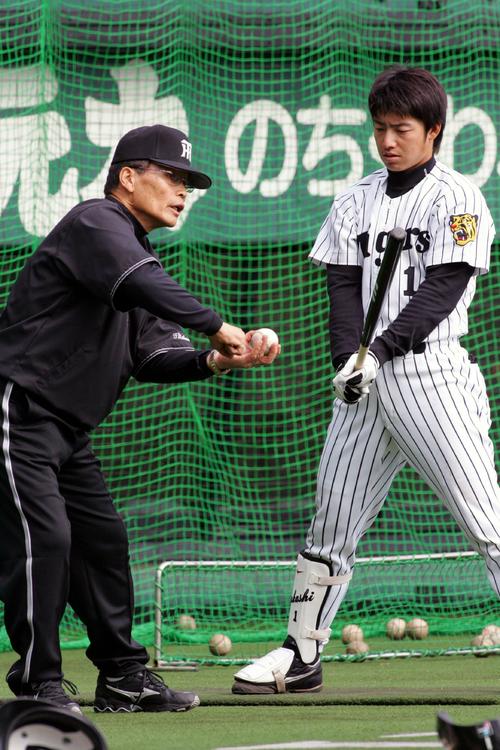 04年、特別コーチを務めた中西太氏から熱烈指導を受ける鳥谷敬