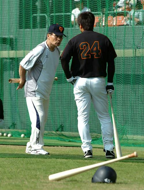 05年、高橋由伸(右)に打撃指導する中西太臨時コーチ