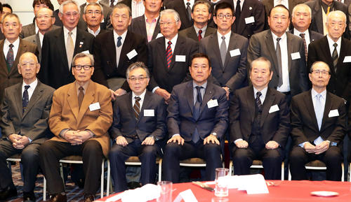 19年、巨人OB会総会で記念撮影する、前列左から杉下茂氏、中西太氏、石井一夫氏、原辰徳監督、松田昇オーナー代行、王貞治顧問