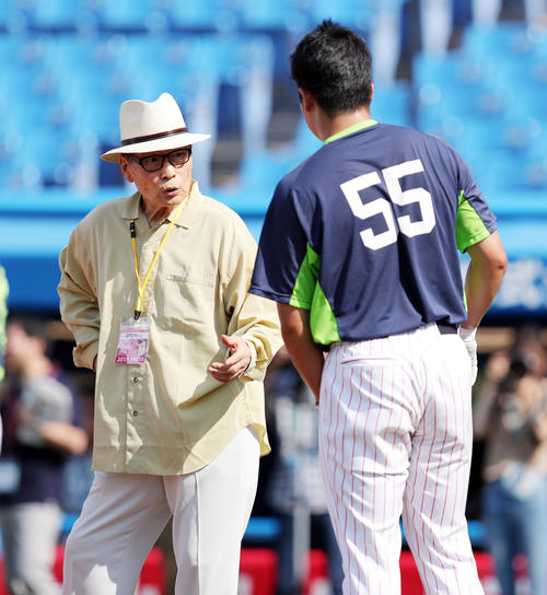 19年、ヤクルト村上宗隆(右)と言葉を交わす中西太氏