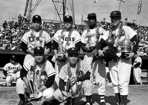 54年、パ・リーグ表彰式が行われ写真に納まる前列左から西鉄西村貞朗、毎日山内和弘、後列左から西鉄中西太、西鉄大下弘、阪急レインズ、南海宅和本司