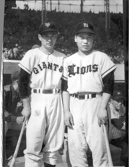 55年、ベンチ前で記念写真に納まる巨人川上哲治(左)と西鉄中西太