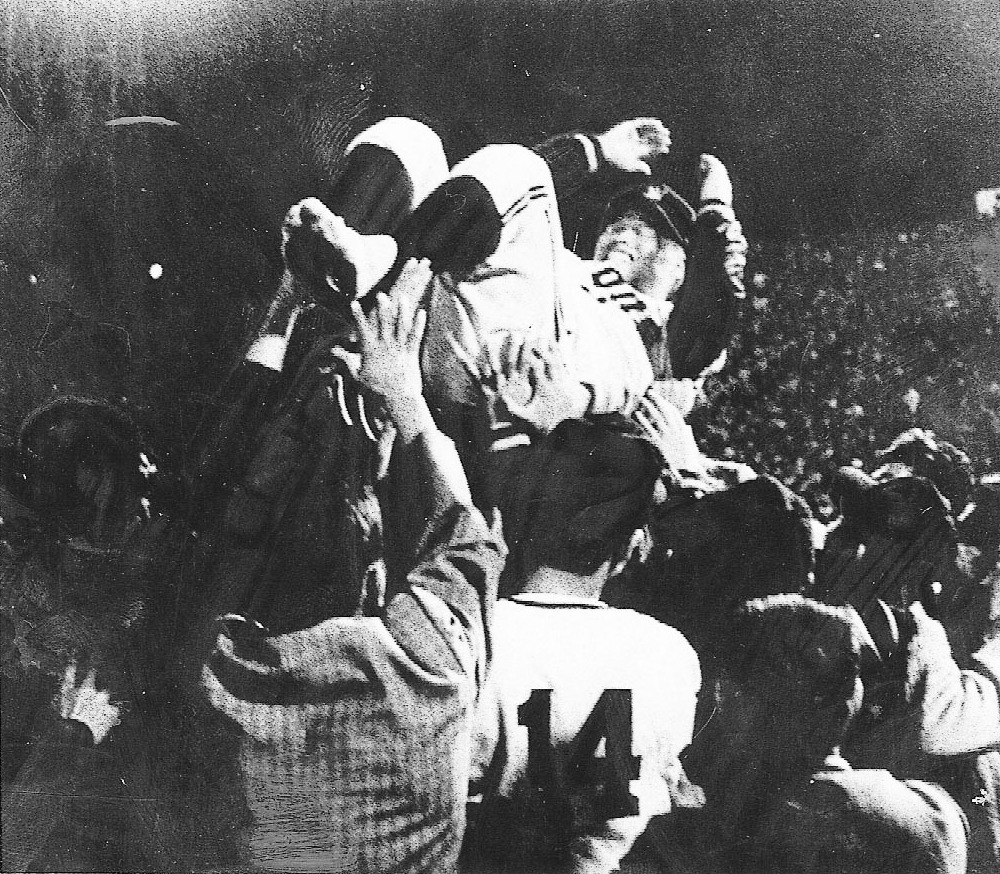 63年、優勝を決め、ナインから胴上げされる西鉄中西太監督