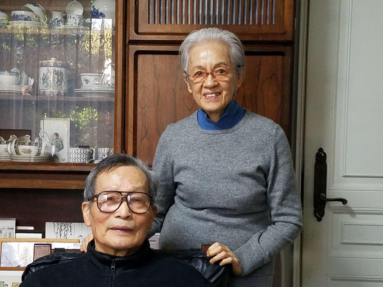 都内自宅でくつろぐ中西太氏と敏子夫人（撮影・寺尾博和）