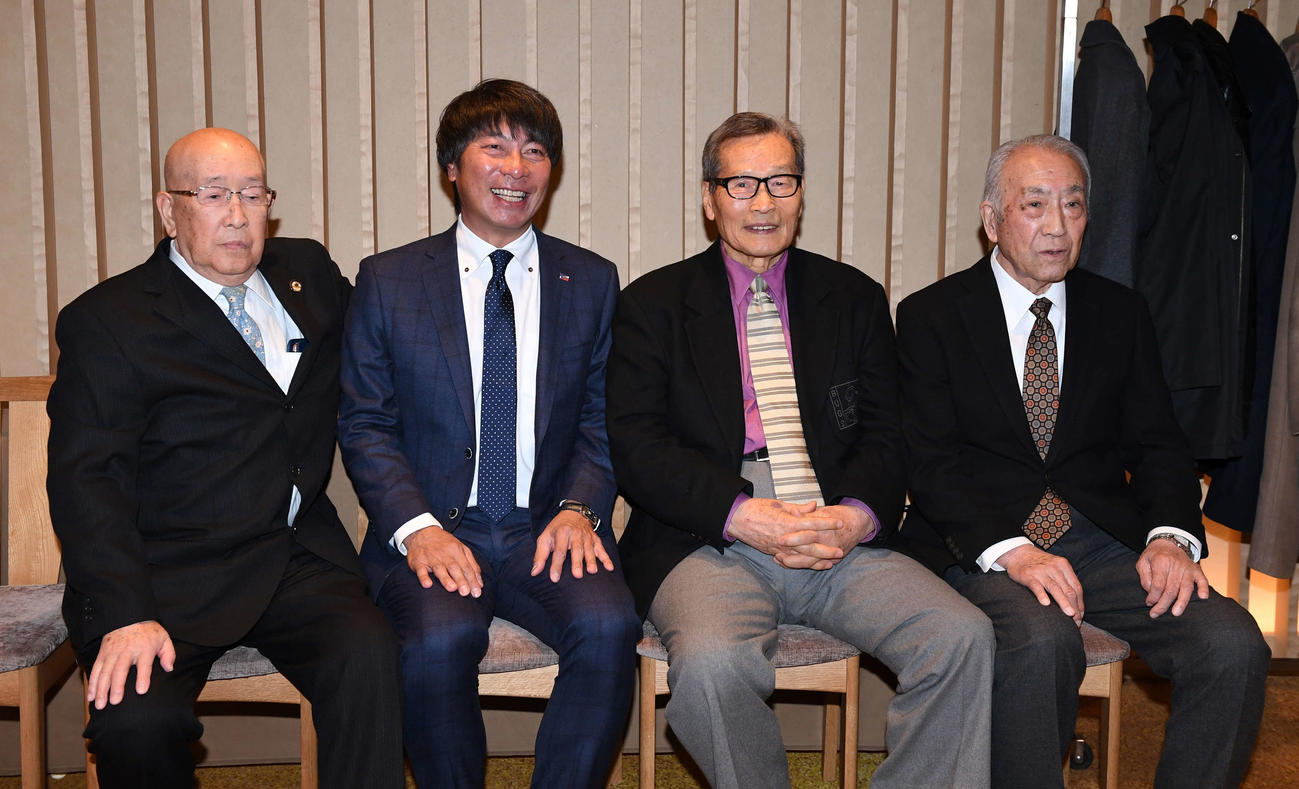 20年1月20日、ヤクルトOB総会　記念写真に納まるヤクルト高津臣吾新監督（左から2人目）と中西太さん（同3人目）