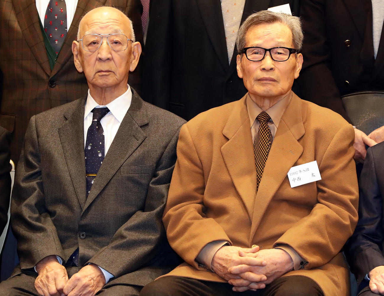 巨人OB会総会で記念撮影する杉下茂氏（左）と中西太氏（撮影・浅見桂子）