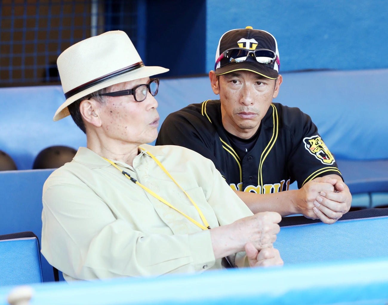 ヤクルト対阪神　中西氏（左）の話を真剣な表情で聞く矢野監督（撮影・前田充）