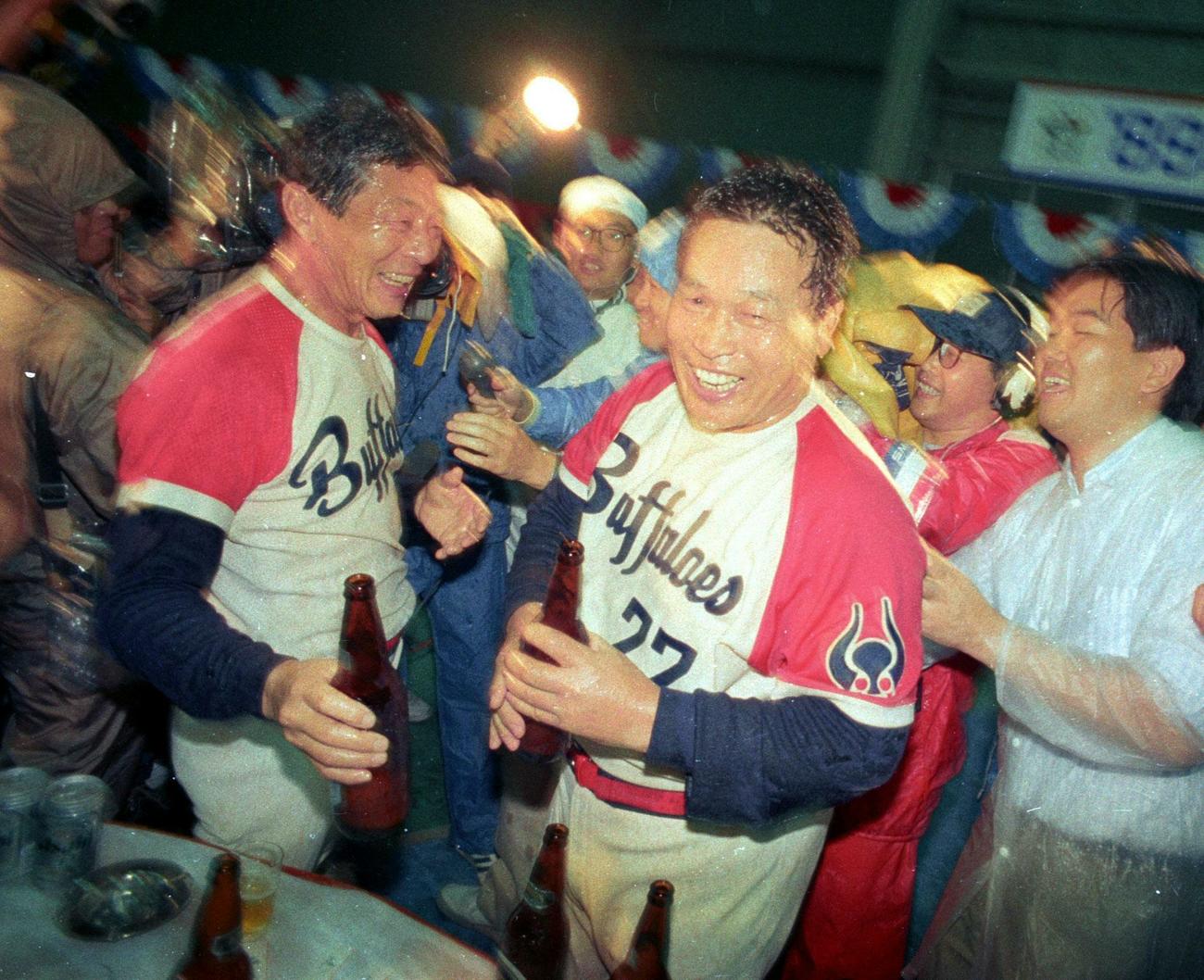 89年、近鉄優勝・優勝祝賀会でビールかけする仰木彬監督（左）と中西太コーチ