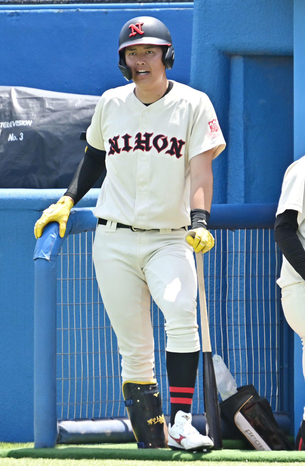 中大対日大　ベンチから戦況を見つめる日大・村上（撮影・滝沢徹郎）