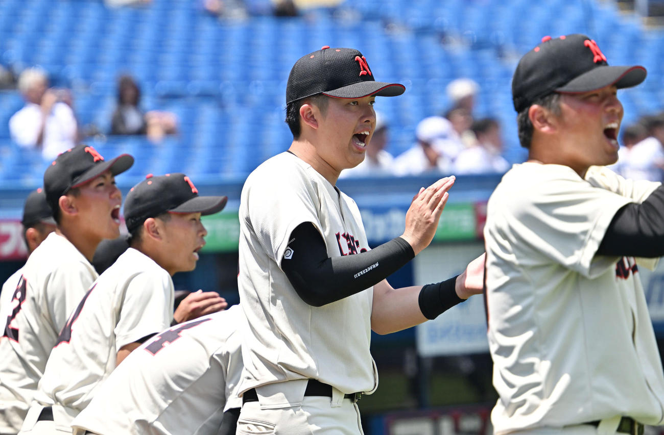中大対日大　ベンチからナインを鼓舞する日大・村上（手前から2人目）（撮影・滝沢徹郎）