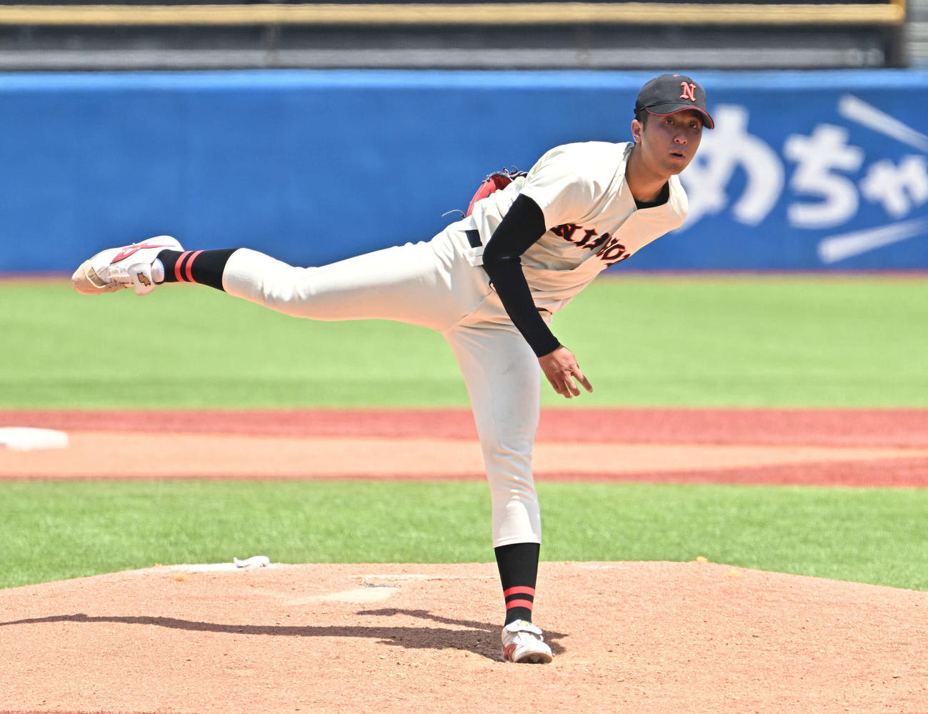 中大対日大　力投する日大先発の市川（撮影・滝沢徹郎）