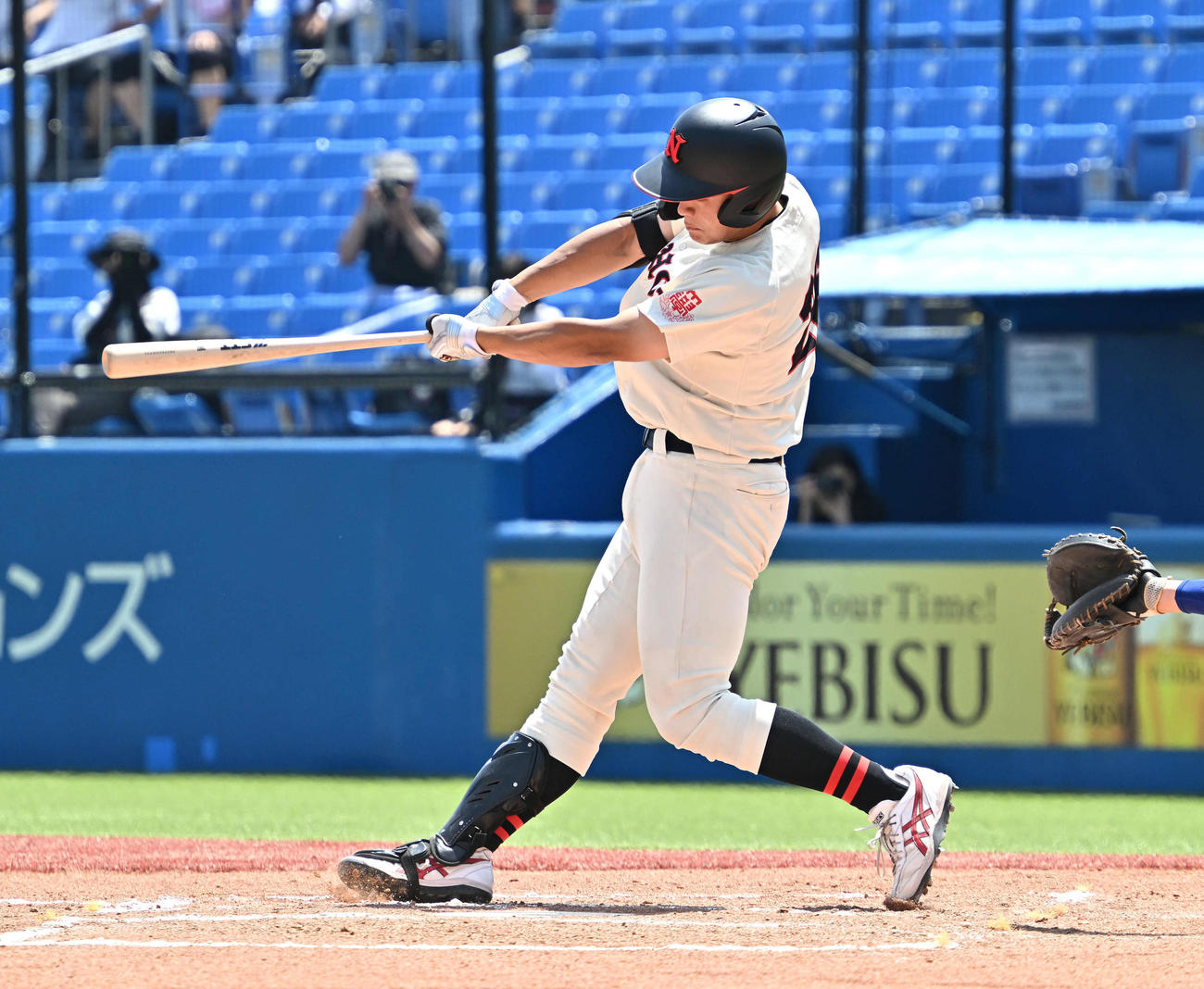 中大対日大　6回裏日大2死二塁、花崎は右適時二塁打を放つ（撮影・滝沢徹郎）