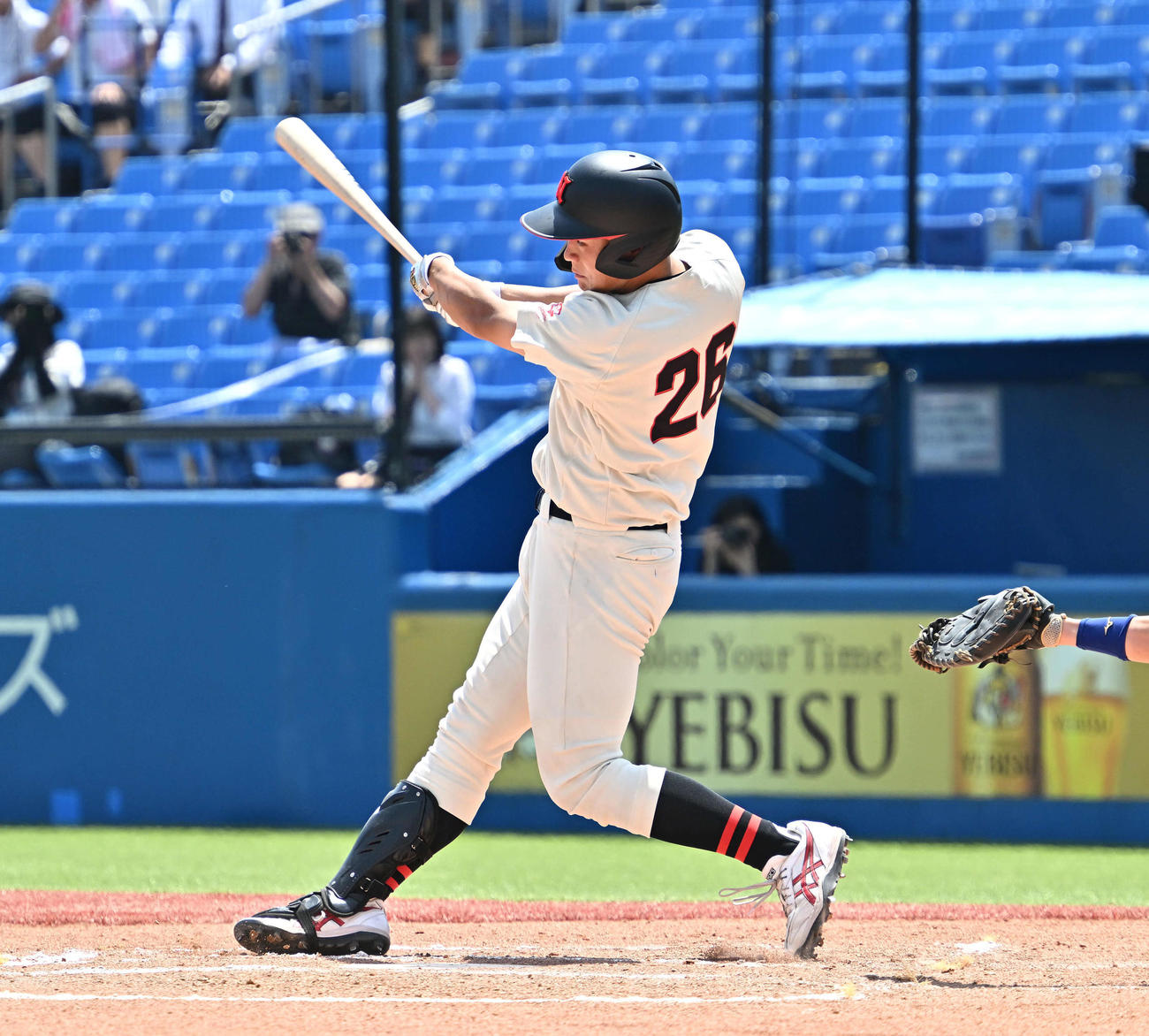 中大対日大　6回裏日大2死二塁、花崎は右適時二塁打を放つ（撮影・滝沢徹郎）