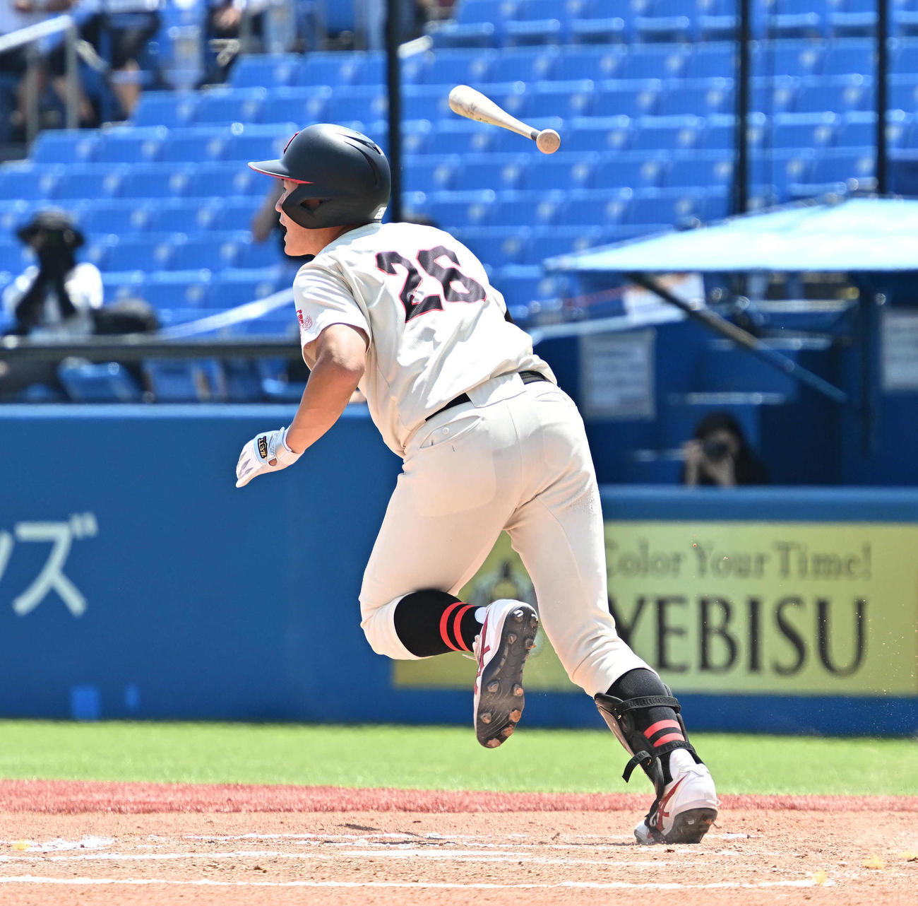 中大対日大　6回裏日大2死二塁、花崎は右適時二塁打を放つ（撮影・滝沢徹郎）