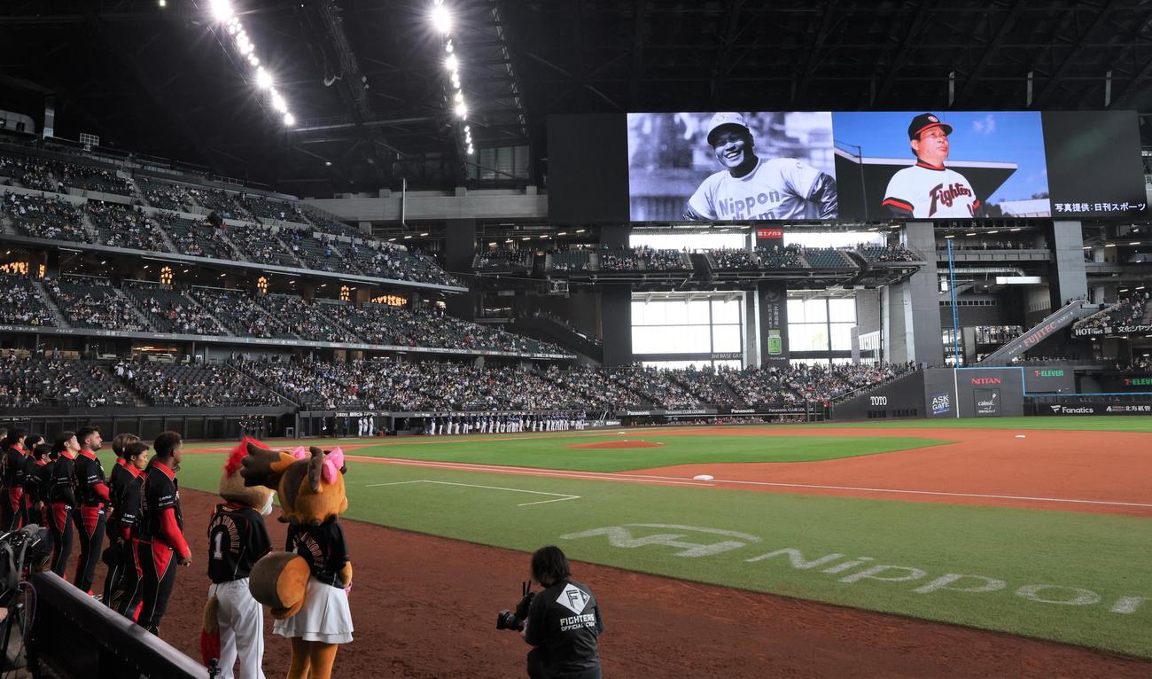 日本ハム対西武　中西太氏死去につき試合前に黙とうする両チーム（撮影・黒川智章）